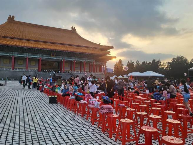 紙風車劇團重返兩廳院藝文廣場舉行戶外公演，不少觀眾早早就來卡位。（李欣恬攝）