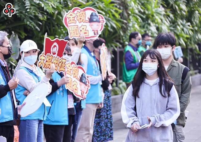 112學年度學科能力測驗13日登場，共為期3天，多所學校代表手拿加油牌，為考生加油打氣。（羅永銘攝）