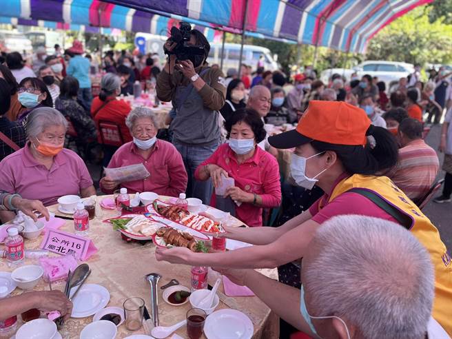 Abc狮子会为长辈上菜。（柯宗纬翻摄）