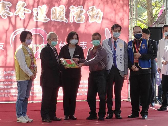 台中小英之友会14日下午2时在北区一德公园举办「2023关怀贫困寒冬送暖活动」，蔡英文也南下出席，多位立委、民代及在地里长也前来共襄盛举。（潘虹恩摄）