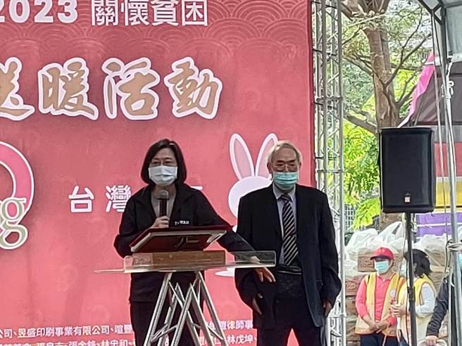 台中小英之友会14日下午2时在北区一德公园举办「2023关怀贫困寒冬送暖活动」，总统蔡英文出席表示，照顾弱势是政府的重要责任，今年除加发生活补助，也结合各界资源，增加食物银行、日常用品的扶助等。（潘虹恩摄）