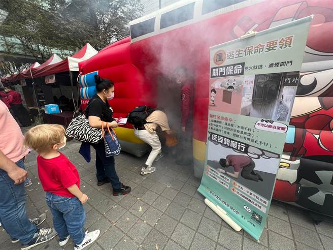 活动现场打造小小消防员体验区，让小朋友能亲身体验。(翻摄照片／林郁平台北传真）