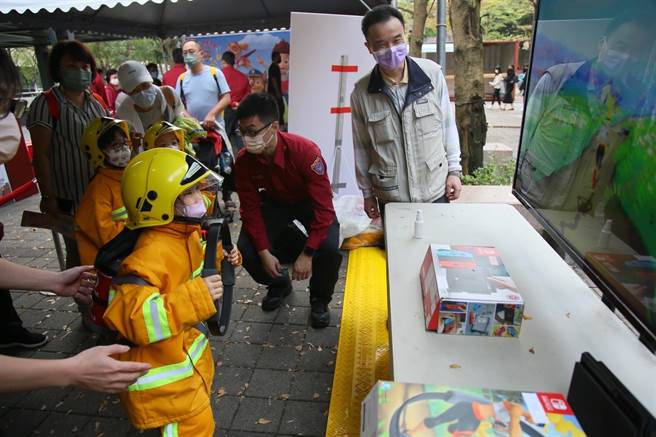 活动现场打造小小消防员体验区，让小朋友能亲身体验。(翻摄照片／林郁平台北传真）