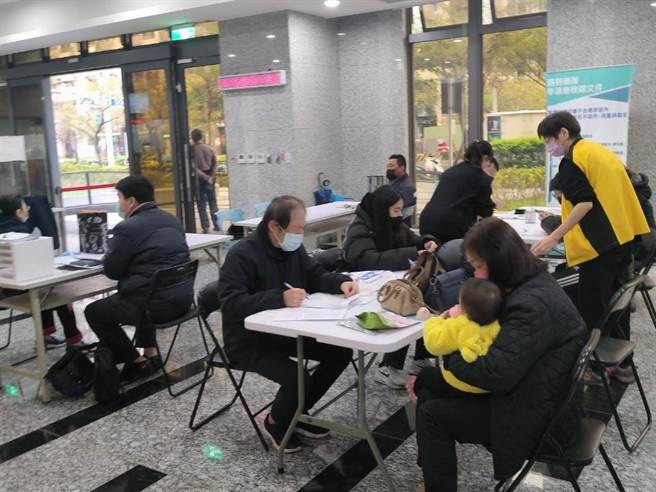 桃园社宅共释出120个空户，开放「随到随办」让民眾申请，吸引无壳蜗牛们抢进，最快2月就能开放入住。（蔡依珍摄）