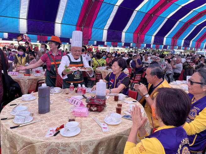 Abc狮子会幸福年菜关怀活动席开百桌。（柯宗纬翻摄）