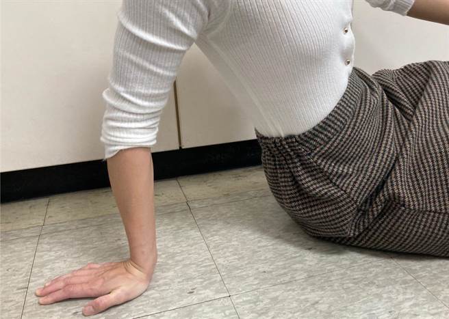 跌倒手撑地，可能造成三角纤维软骨损伤。（南投医院提供／廖志晃南投传真）