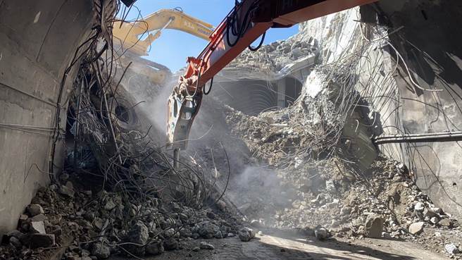 台9線蘇花公路大清水隧道11日深夜發生坍塌，經連日搶修，估可順利在明日下午5時恢復通車。（公路總局提供／陳祐誠傳真）