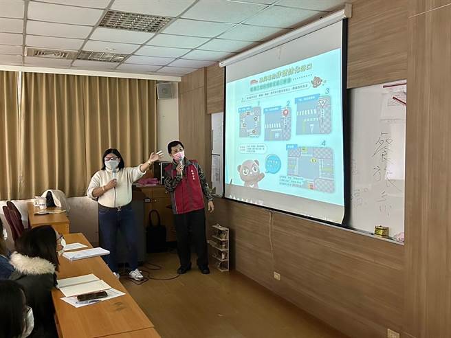 南港分局前往中华科技大学，向外籍学生宣导微电车相关安全规定。(翻摄照片／林郁平台北传真）
