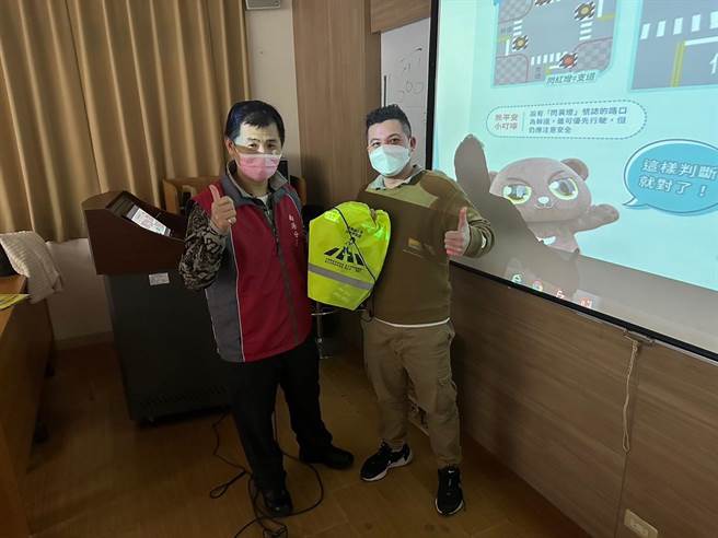 南港分局前往中华科技大学，向外籍学生宣导微电车相关安全规定。(翻摄照片／林郁平台北传真）