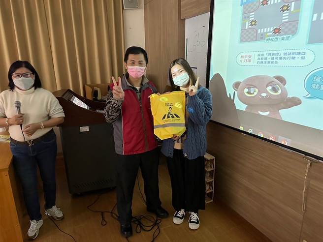 南港分局前往中华科技大学，向外籍学生宣导微电车相关安全规定。(翻摄照片／林郁平台北传真）