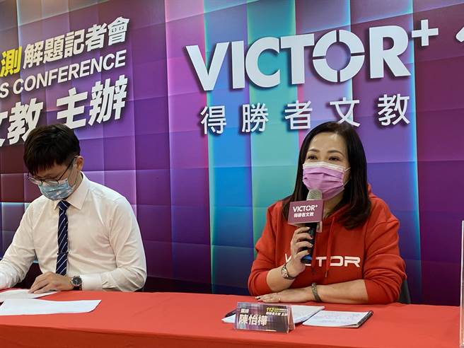 补教老师陈怡桦（右）解析今年学测国写题目。（林志成摄）