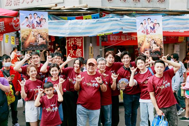 《牛車來去》李岳峰導演（中）率演員臧芮軒、康乃星、邵宇匯、米可白、潘逸安、安心亞、楊烈、蕭景鴻、楊子儀、葛丞、廖錦德到年貨大街宣傳新戲。（公視、禾豐製作提供）