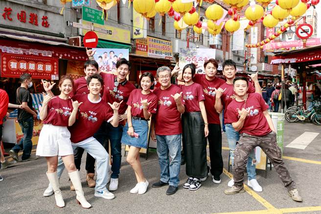 《牛車來去》演員臧芮軒、 葛丞、康乃星、楊子儀、米可白、楊烈、安心亞、蕭景鴻、潘逸安、廖錦德到年貨大街造勢。（公視、禾豐製作提供）