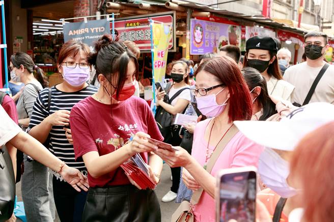 安心亞發送《牛車來去》紅包袋給民眾。（公視、禾豐製作提供）