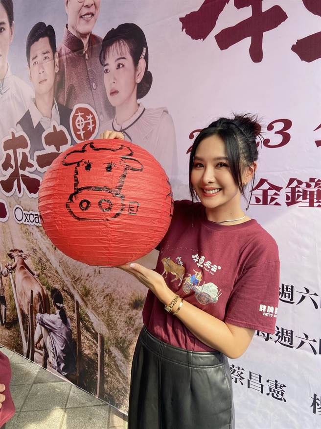 安心亞手繪可愛牛燈籠。（公視、禾豐製作提供）