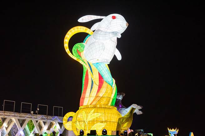 南投灯会今年主灯「彩兔赐福」。（南投县政府提供／廖志晃南投传真）