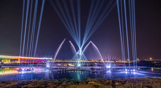 南投灯会水舞结合声光，效果十足。（南投县政府提供／廖志晃南投传真）