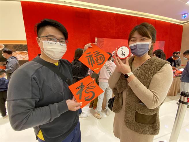 民眾可设计属于自己的客制化春联请名家书写，贴在家中增添喜气。(于家麒摄)