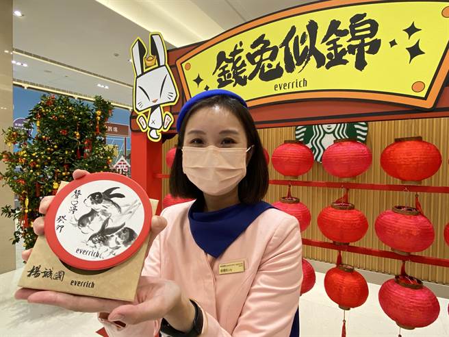 民眾可用会员卡免费兑换一份限量杯垫，请书法家直接写(画)上心中吉祥话，超级吸睛。(于家麒摄)