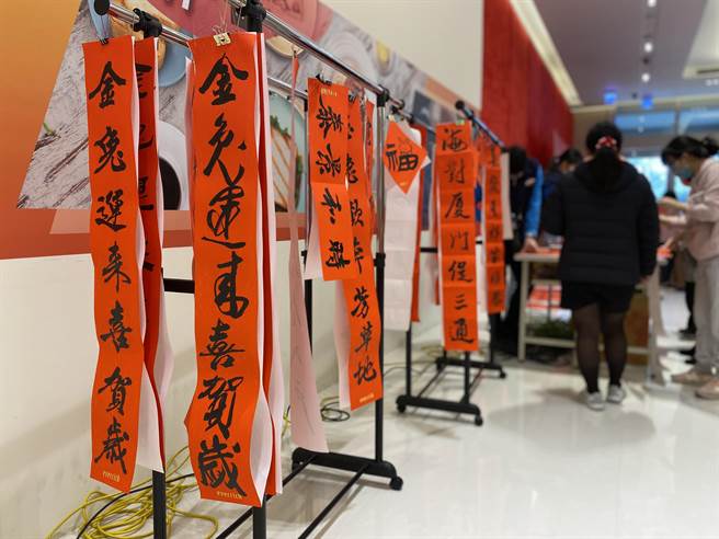 升恒昌已连续9年邀名家挥毫免费送春联，回馈金门在地乡亲。(于家麒摄)