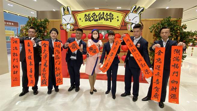 升恒昌公司希望透过春联上充满祝福的字句，为民眾新的一年带来好运。(于家麒摄)