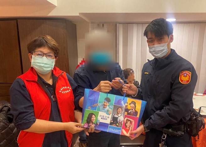 視障獨居翁生活困頓，大安警轉介社福紓困助好年。(警方提供)