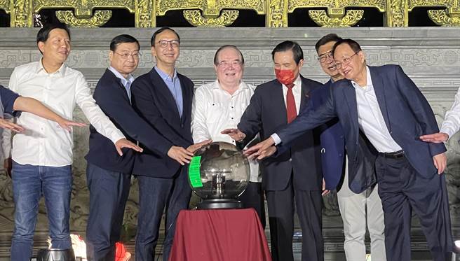 三重先啬宫今天晚间举办元宵灯会点灯仪式。（吕健豪摄）