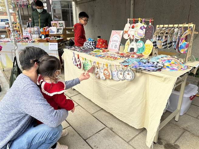 现场手作DIY摊位，吸引相当多亲子共做同乐。(图／读者提供)