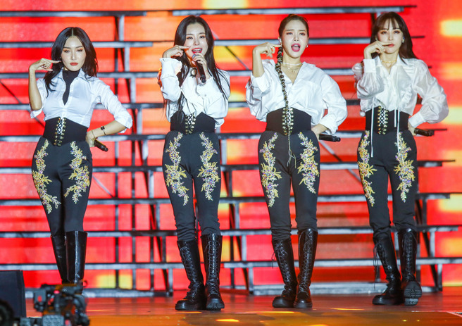 「MAMAMOO」一抵台就不忘品嚐台灣道地的小吃。（粘耿豪攝）