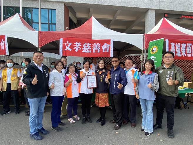 大树区区长陈静兰(右五)表示，为照顾更多弱势族群，本年度特别将边缘户纳入发放对象，期盼藉此活动抛砖引玉，让更多民间团体共同响应，有钱出钱，有力出力，一起加入关怀社会的行列，让辖内弱势族群感受到温暖与愉悦心情过个好年。(大树区公所提供／林雅惠传真)