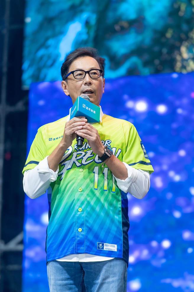 富邦集团董事长蔡明忠在尾牙活动上，勉励同仁谨记总裁蔡万才教诲，做好风险控管，才能永续经营。(富邦金控提供)