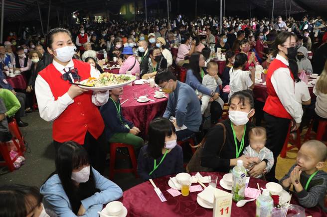 正是許多人歡欣尾牙、圍爐團聚的時刻，台灣民間社會團體為此費盡心力募款、募集物資，盼能為社會上需要被幫助的家庭帶來年節的些許溫暖。圖為示意莊敬高職連續10年邀請弱勢圍爐。（社會局提供）