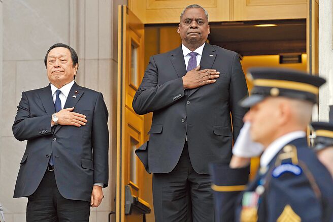 日本防卫大臣滨田靖一（左）13日与美国国防部长奥斯汀（右）会谈，确认两国在反击能力的分工合作。（美联社）