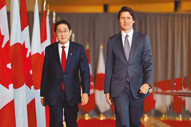 日本首相岸田文雄（左）13日与加拿大总理杜鲁道（右）会晤，两人会后宣示加强经贸合作。（路透）