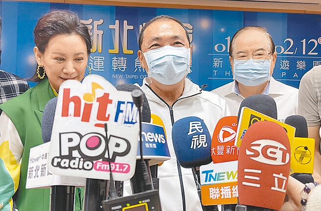 新北市长侯友宜（中）13日与饰演嘉庆君的陈亚兰（左）以及三重先啬宫董事长李乾龙（右）同台，被媒体戏称「左边乾隆、右边嘉庆君」。（吕健豪摄）