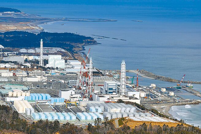 日本政府13日表示，預計在「今春至夏季前後」啟動超過100萬噸核廢水的排海計畫。圖為日本福島第一核電廠和核廢水儲水罐。（新華社）