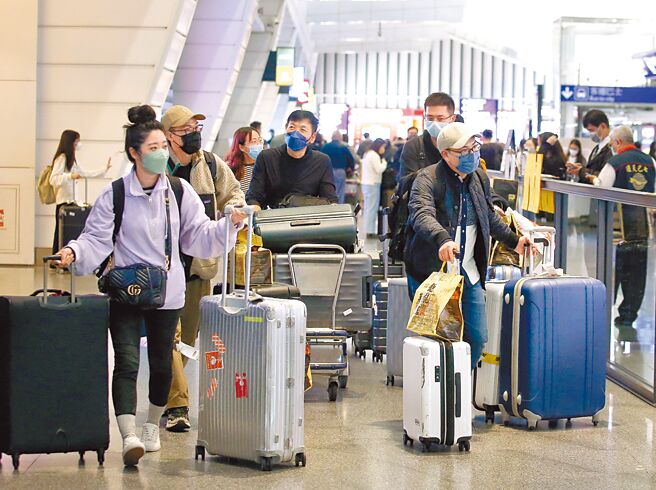 中央流行疫情指挥中心13日公布国内新增21384例新冠肺炎本土个案及353例境外移入。图为桃园机场刚入境的旅客准备搭车离开。（图中非新闻当事人）（范扬光摄）