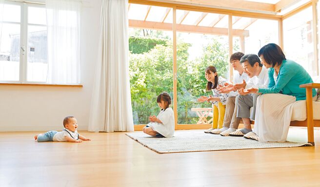 若暂不考虑装潢翻新，利用地板轻装修，可以轻松提升居家质感氛围。（信义居家提供）