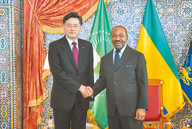 加彭总统邦戈于当地时间1月12日会见到访的中国外交部长秦刚。（新华社／加彭总统府提供）