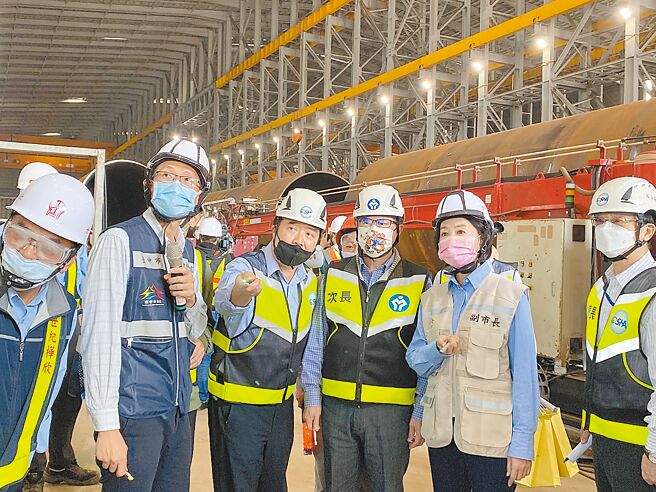 劳动部次长王尚志（右三）、台中市副市长王育敏（右二），13日率队到台中港西码头风电产业专区稽查。（张亦惠摄）