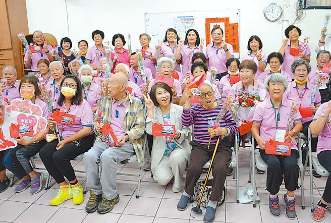 因應高齡化社會到來，屏東縣長周春米（前排中）積極籌備長照處，預計3月1日掛牌。（林和生攝）