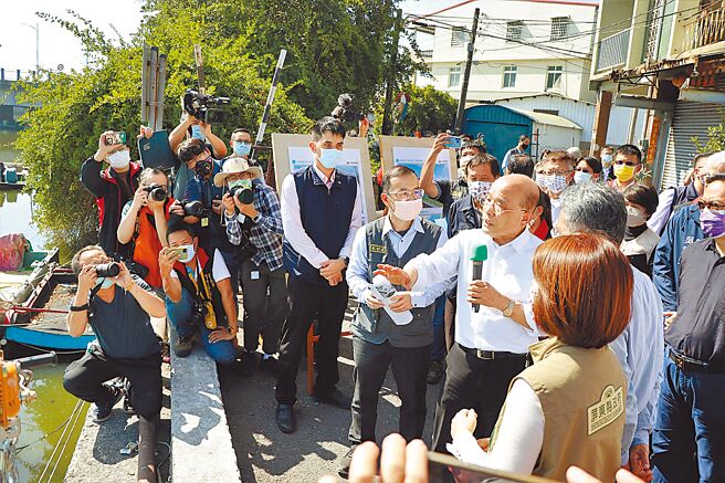 行政院长苏贞昌（白衬衫）13日南下屏东新园乡、视察盐埔渔港一带淹水改善工程进度。（谢佳潾摄）