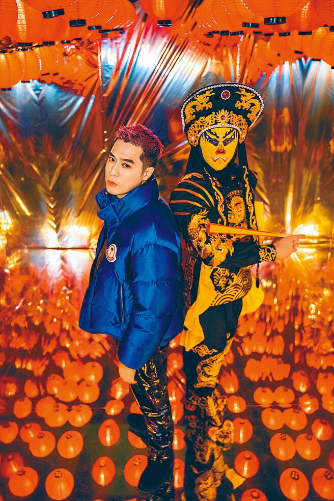 周汤豪（左）日前拍摄新歌MV，特别加入川剧变脸桥段。（环球音乐提供）