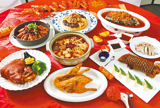 北投大地酒店推出多款常溫外帶年菜，滿足民眾春節聚餐需求。（陳俊吉攝）
