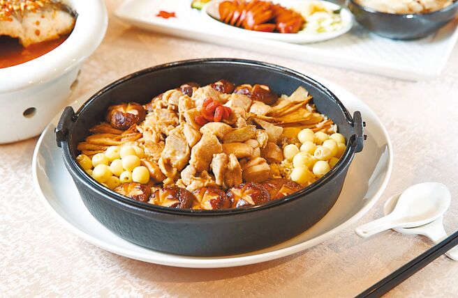 「麻油雞酒飯」以全酒製作，料豐味美，是飯店年年熱銷的菜色。（北投大地酒店提供）