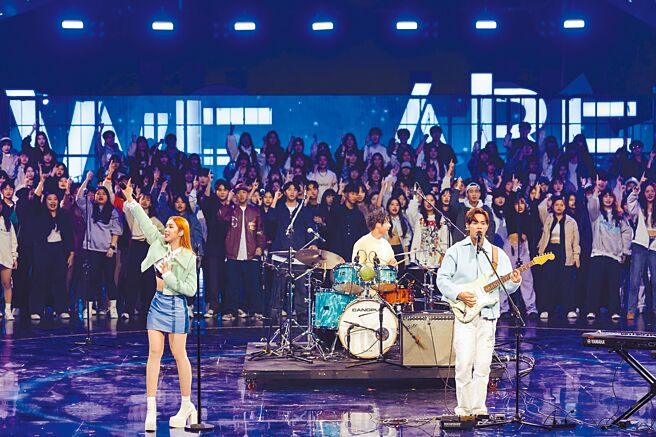 告五人日前录制过年特别节目，热情与学生互动。（相信音乐提供）