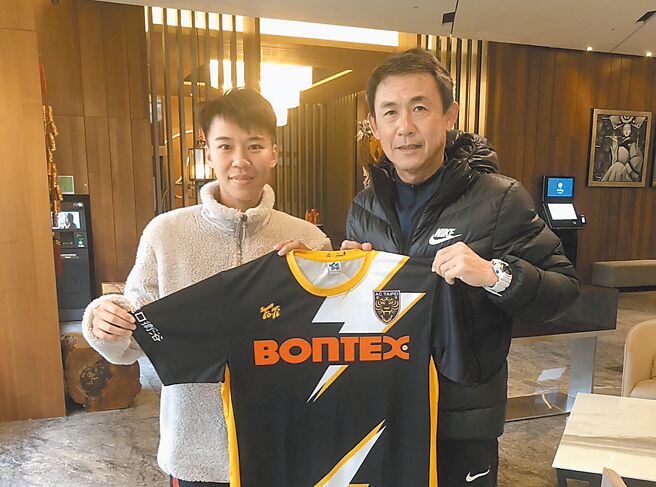 台北競技足球俱樂部總教練陳信安（右）宣布簽下現役女足國腳許翊筠（左）。（台北競技俱樂部提供）