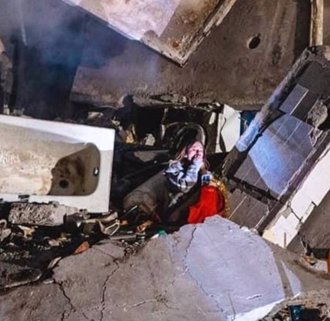 俄彈襲烏東公寓30死 倖存女癱坐瓦礫堆照震驚國際