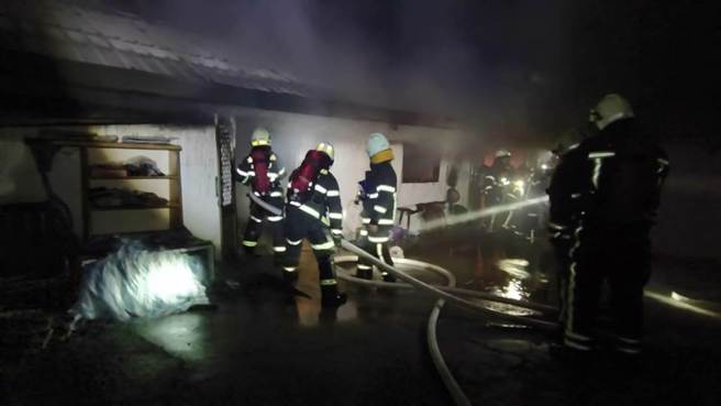 台東三合院凌晨惡火 8旬翁受困活活燒死。（民眾提供）