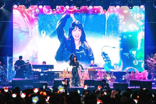 郑恩地14日在台大综合体育馆开唱。（D-SHOW提供）